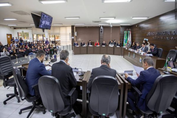 Resolução cria comissões permanentes e atualiza regras para licenças de vereadores