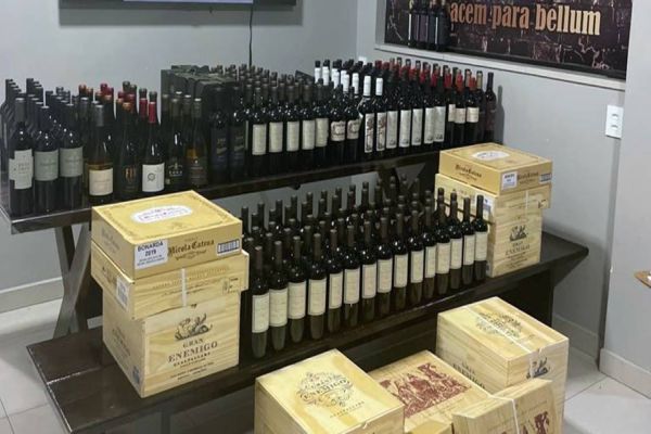 Imagem referente a notícia: Pelotão de Choque da PM apreende mais de 400 garrafas de vinhos dentro de veículo na BR-467
