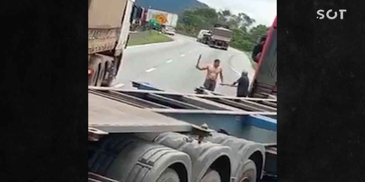 Dois caminhoneiros são flagrados brigando a "socos, pauladas e facãozadas" no meio da BR-277