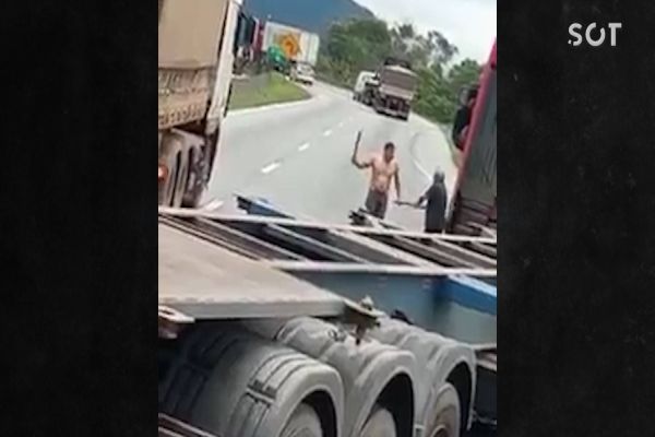 Imagem referente a notícia: Dois caminhoneiros são flagrados brigando a "socos, pauladas e facãozadas" no meio da BR-277