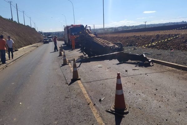 Forte colisão entre carro e caminhão é registrada na BR-277 em Guarapuava