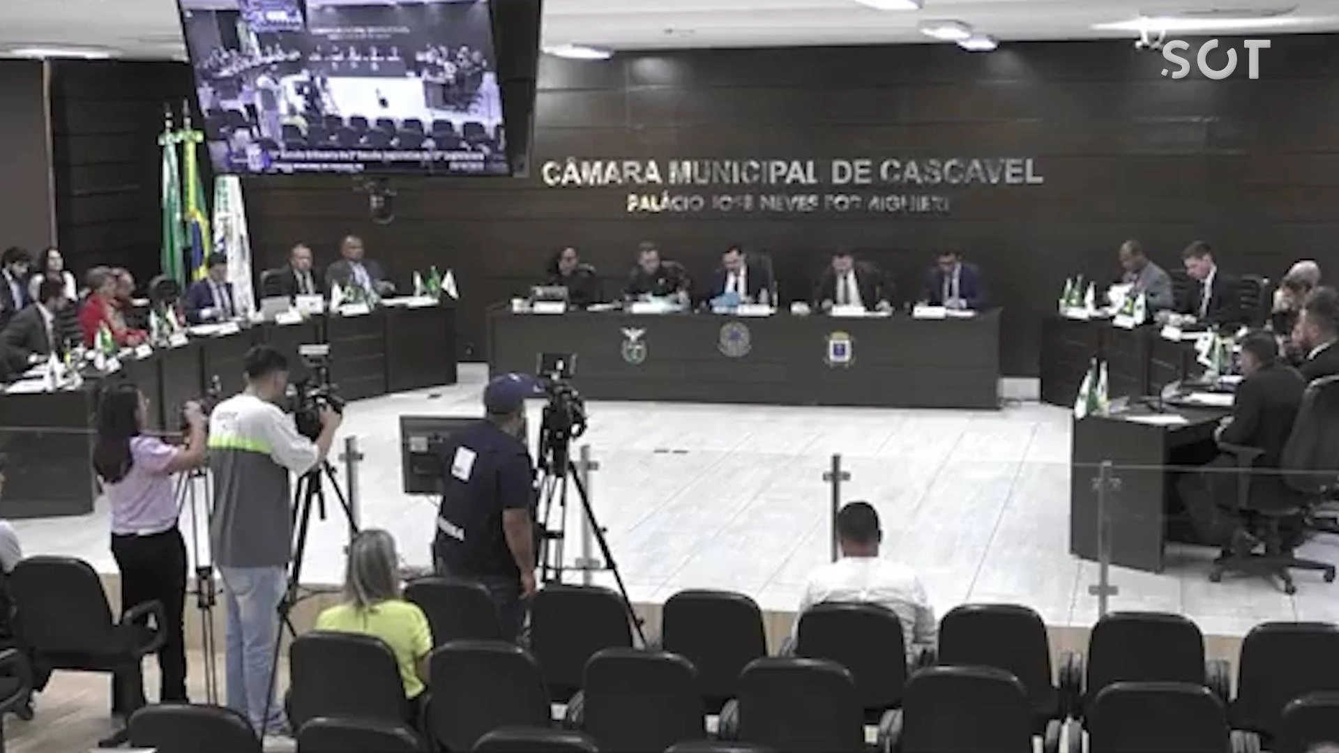 Foto relacionada a notícia: Em 2025 legislativo cascavelense contará com 23 vereadores e 13º salário; Veja como foi a votação