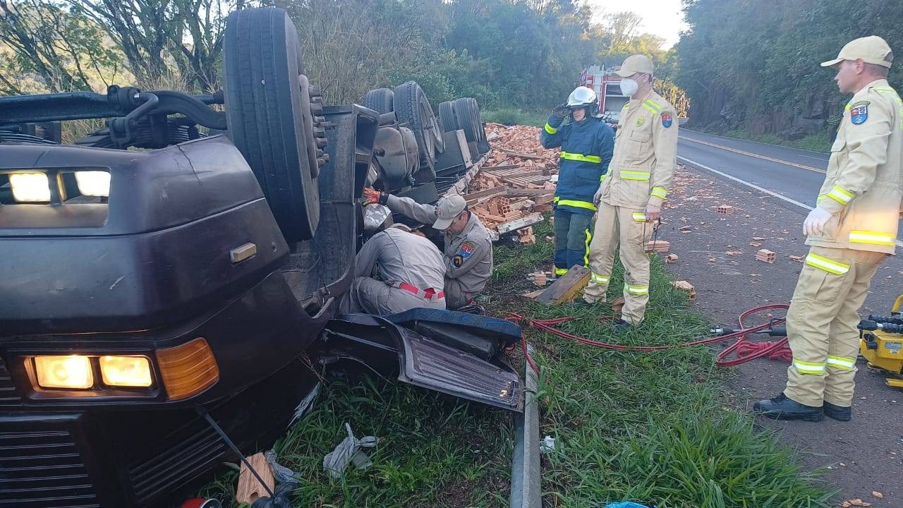Caminhoneiro morre após tombamento na BR-277 em Candói