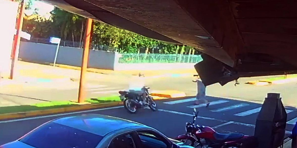 Motociclista empina moto e atropela mulher na faixa de pedestre e foge no oeste do Paraná