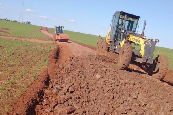 Frentes de trabalho recuperam estradas rurais afetadas pelas chuvas