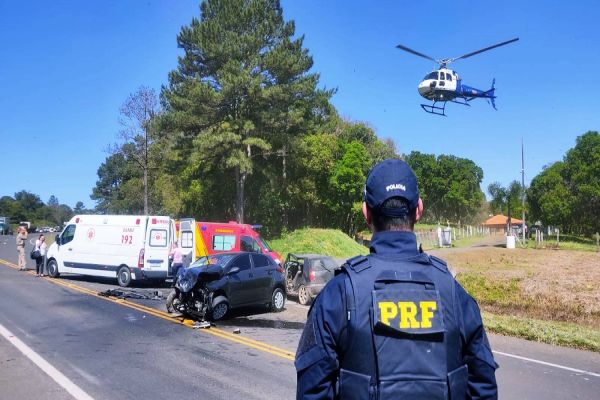 Imagem referente a notícia: Duas pessoas ficam estado grave após violenta colisão na BR-277; Aeromédico do Samu prestou apoio