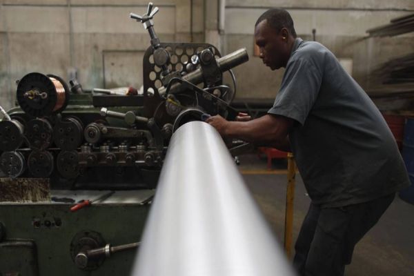 Preços da indústria recuam 1,96% em setembro, diz IBGE