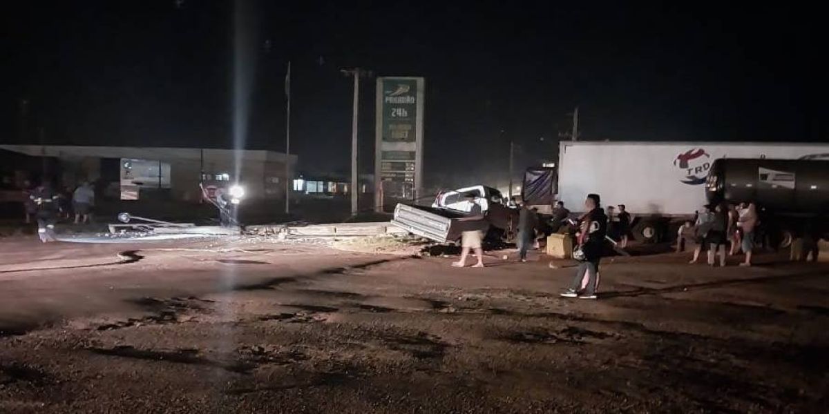 Caminhonete F1000 colide violentamente em poste ao tentar acessar posto de combustíveis na BR-277
