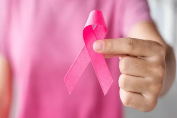 Outubro Rosa: 28% das mulheres não conhecem nenhum sintoma de câncer de mama, diz estudo
