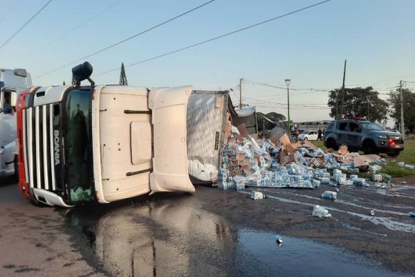 Imagem referente a notícia: Caminhão carregado com mais de 30 toneladas de cerveja tomba na BR-376; O saque foi impedido pela PM