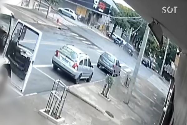 Imagem referente a notícia: Adolescente de 16 anos morre após ser atingido por carro; Motorista é levado para depor