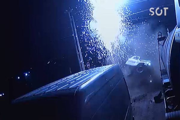 Imagem referente a notícia: Câmera registra forte colisão de caminhonete F1000 contra poste de alta tensão na BR-277