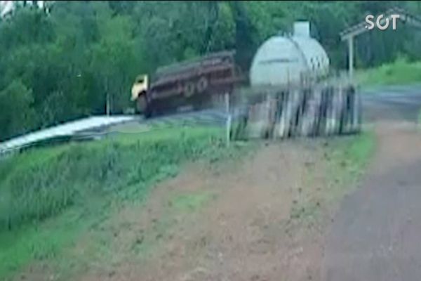 Imagem referente a notícia: Câmera de segurança registra tombamento de caminhão de toras de madeira na PR-180
