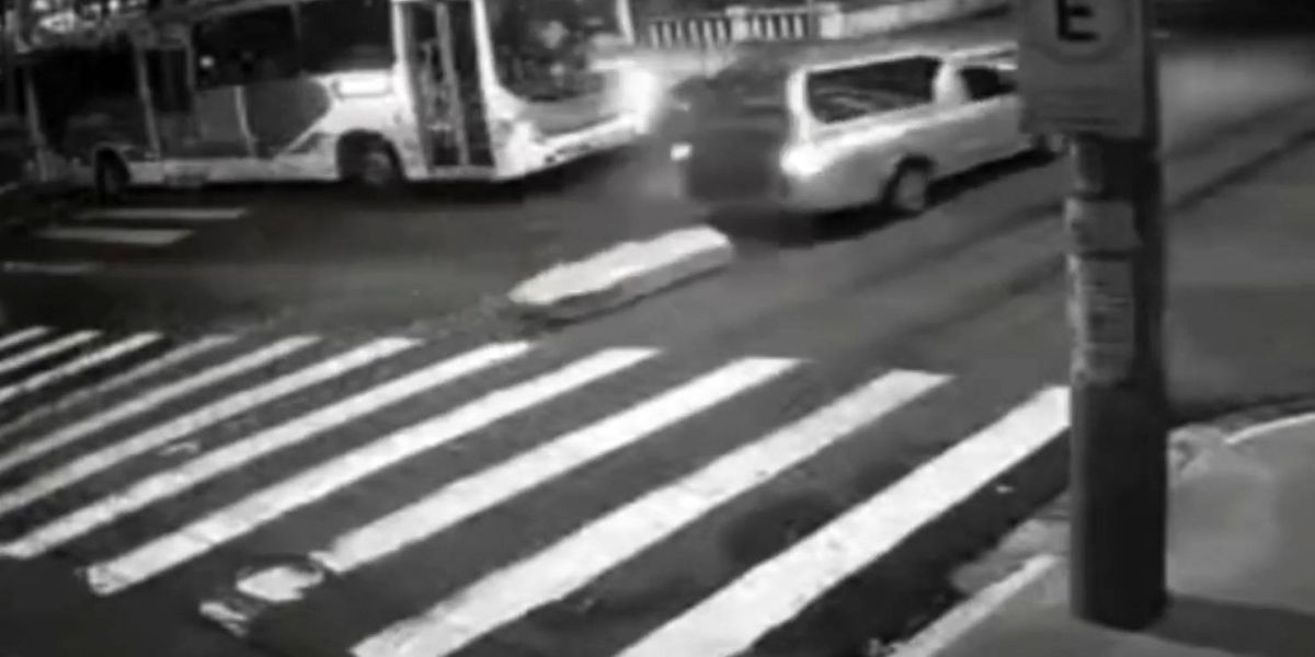 Caixão cai com corpo no meio de avenida; O condutor da funerária não percebe e vai embora