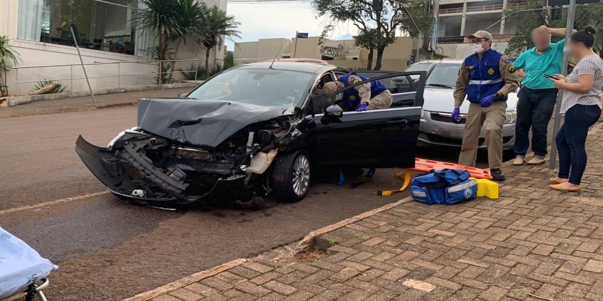 Homem de 57 anos fica ferido em colisão de trânsito no centro de Cascavel