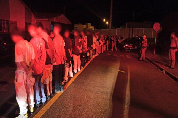 PM fecha tabacaria após mais de 20 menores serem flagrados consumindo bebidas alcoólica