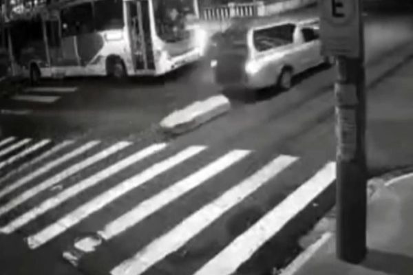 Caixão cai com corpo no meio de avenida; O condutor da funerária não percebe e vai embora