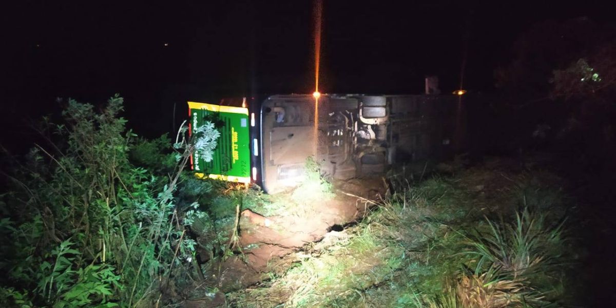 Colisão frontal entre ônibus e carro deixa uma vítima fatal e duas crianças feridas na BR-277