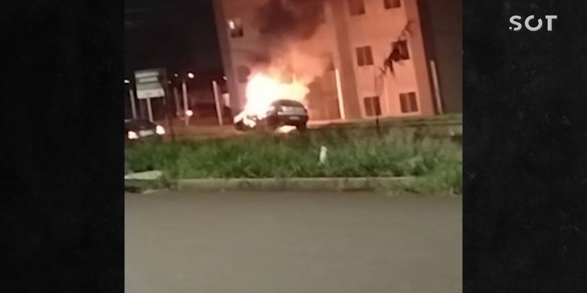 Veículo é destruído por incêndio no Jardim Riviera; Suspeita é que tenha sido criminoso