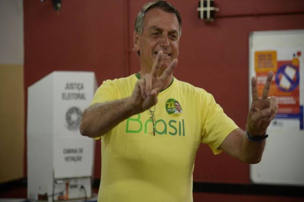 Imagem referente a notícia: Após votar no Rio, Bolsonaro diz estar confiante na vitória
