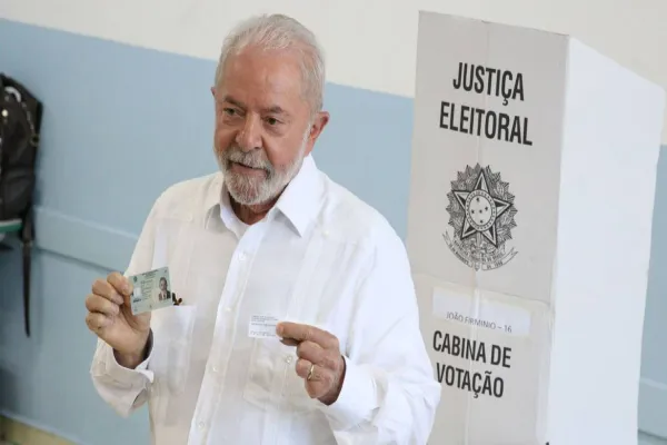 Foto relacionada a notícia: Após votar, Lula diz estar certo de que seu projeto será o escolhido