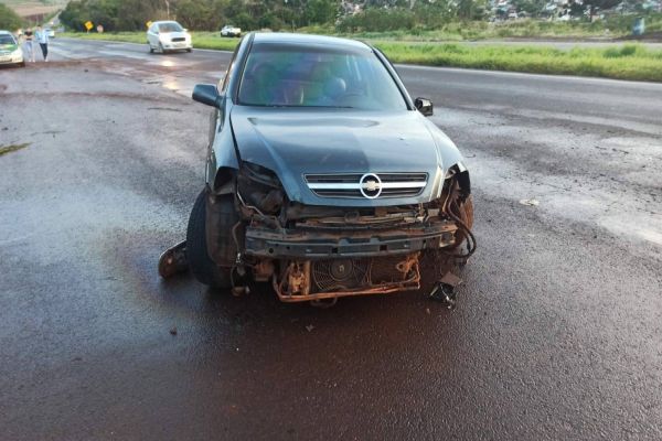 Imagem referente a notícia: Motorista de Cascavel fica ferido ao atingir carro contra barranco na BR-467