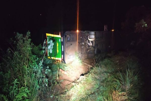 Colisão frontal entre ônibus e carro deixa uma vítima fatal e duas crianças feridas na BR-277