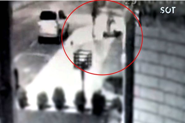 Imagem referente a notícia: Câmera de segurança registra homem sendo alvejado por disparos de arma de fogo na Av. das Pombas