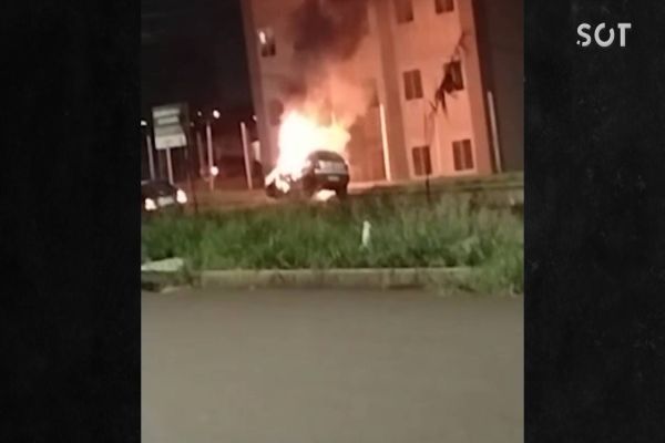 Imagem referente a notícia: Veículo é destruído por incêndio no Jardim Riviera; Suspeita é que tenha sido criminoso
