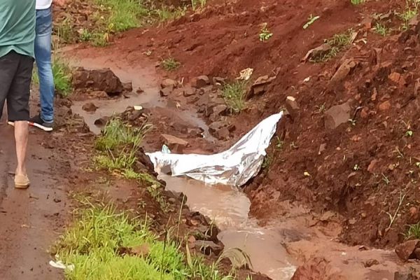 Motociclista morre e outro gravemente ferido em queda de moto no interior de Toledo