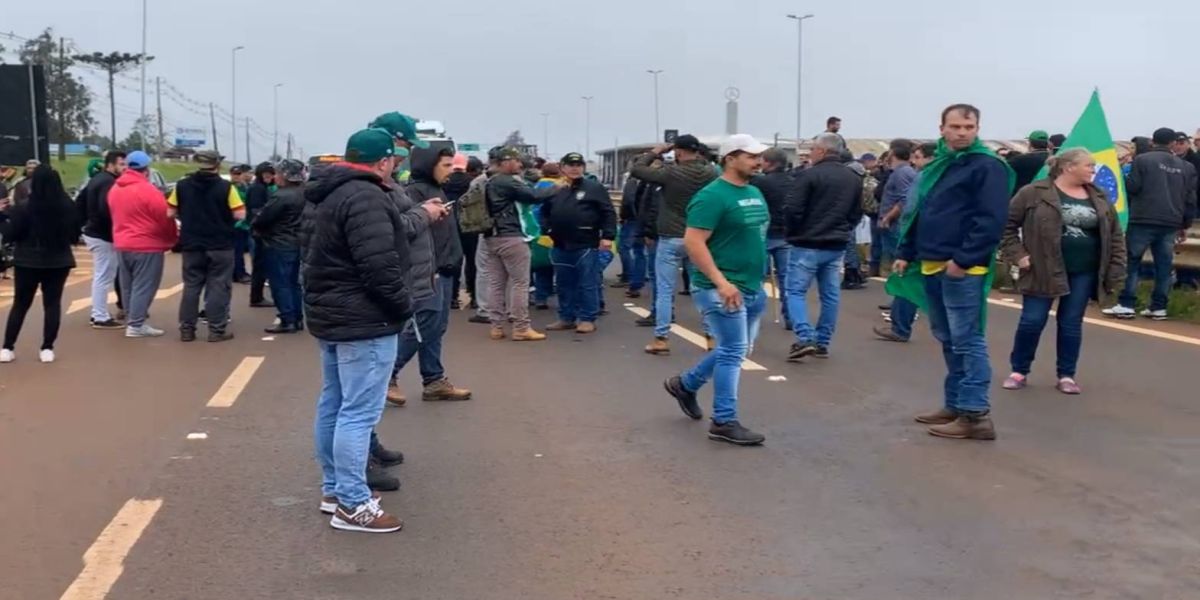 Novas manifestações são realizadas no Trevo Cataratas em Cascavel