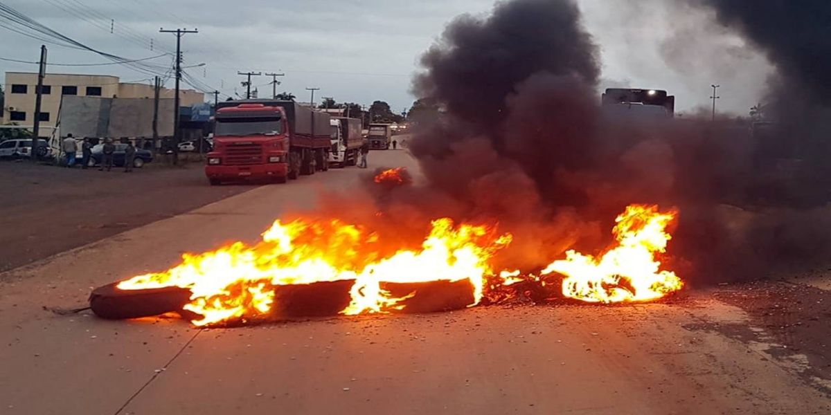 Justiça atende pedido da AGU para desbloquear rodovias e prevê multa de R$ 1.000,00 por pessoa