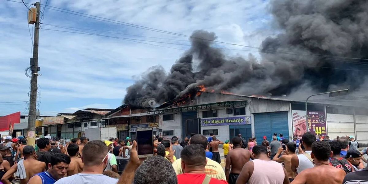 Bombeiros combatem incêndio na Ceasa; houve vários saques e tiros para o alto