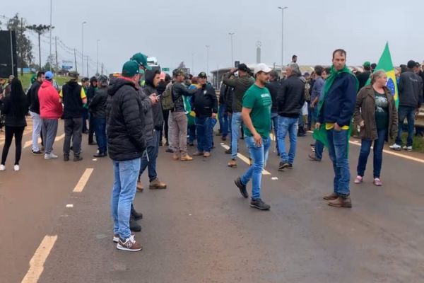 Novas manifestações são realizadas no Trevo Cataratas em Cascavel