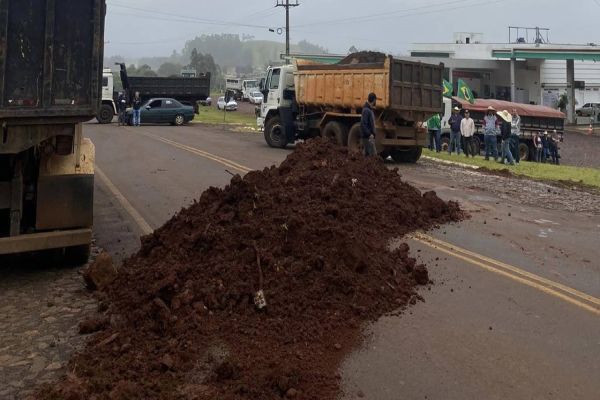 Entrada do município de Boa Vista da Aparecida PR-180 está interditada