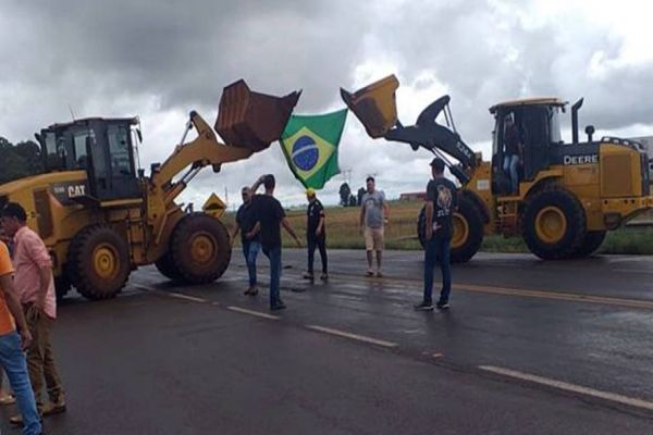 Imagem referente a notícia: Manifestação é registrada na BR-369 no distrito de Nossa Senhora da Penha em Corbélia