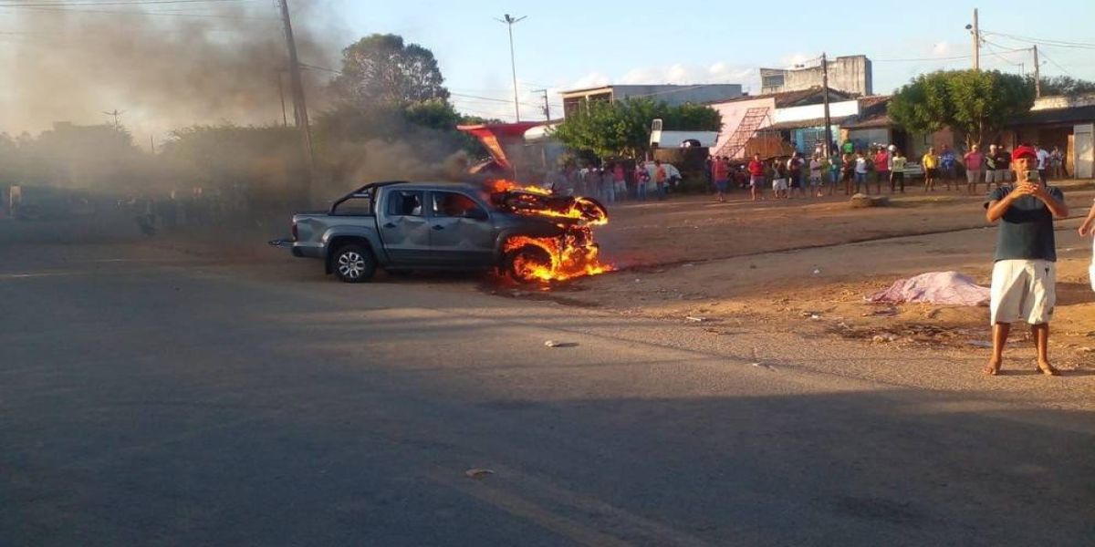 Viatura da PRF é queimada por populares após acidente com morte na BR-235