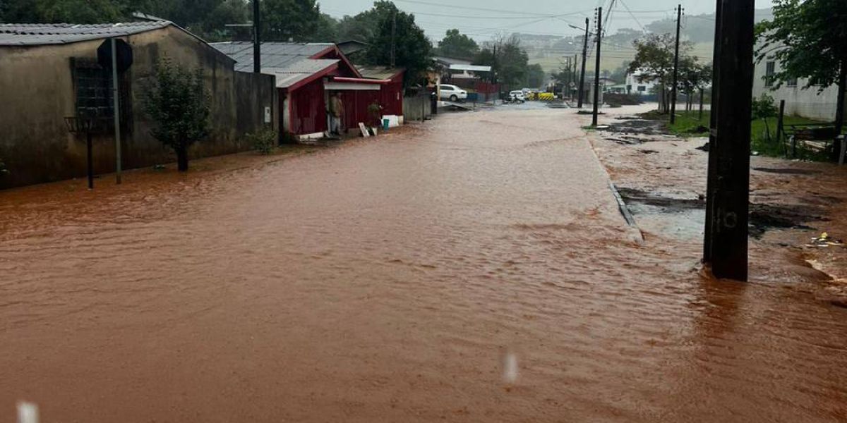 Chuvas intensas de outubro ultrapassam média histórica em quase todo o Paraná