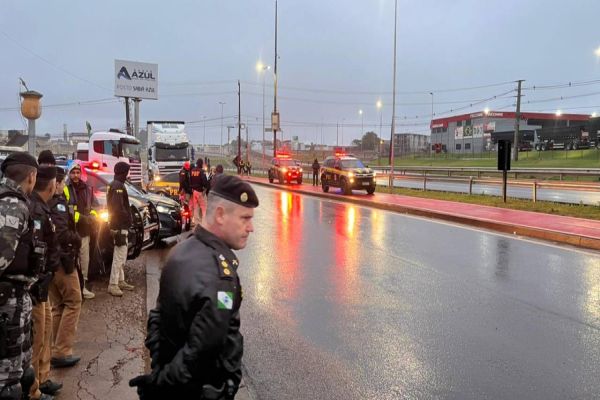 Imagem referente a notícia: Pista liberada: Equipes da PM prestam apoio a PRF em interdições no Trevo Cataratas