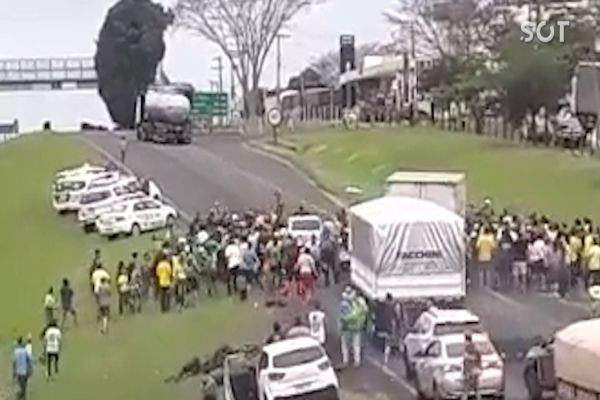 Grupo de manifestantes são atropelados durante bloqueio em Mirassol/SP