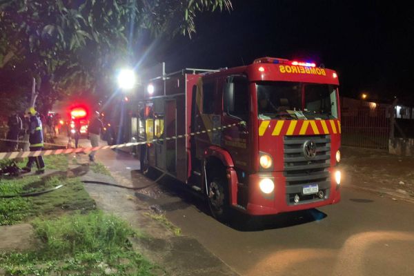 Imagem referente a notícia: Quitinete é destruída por incêndio no Bairro Santo Onofre; PM é acionada após suspeita criminosa