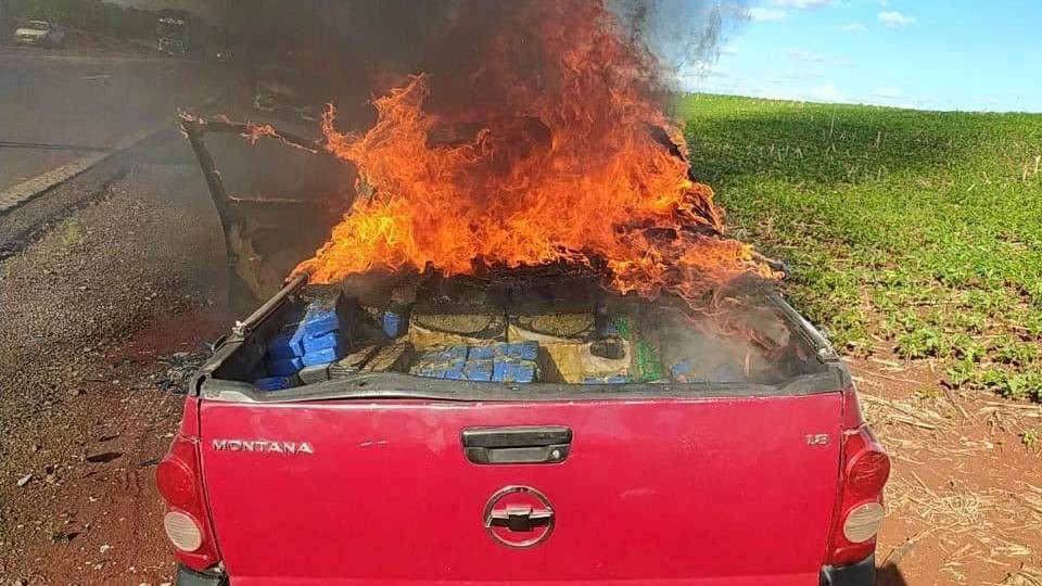 Denarc de Cascavel apreende dois veículos carregados com maconha; Um dos carros acabou pegando fogo