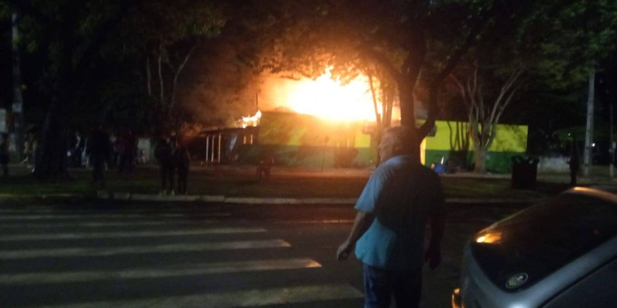 Borracharia é totalmente destruída por incêndio em Terra Roxa