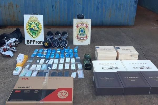 Imagem referente a notícia: PF e Bpfron apreendem mercadorias contrabandeadas na aduana da Ponte Internacional da Amizade
