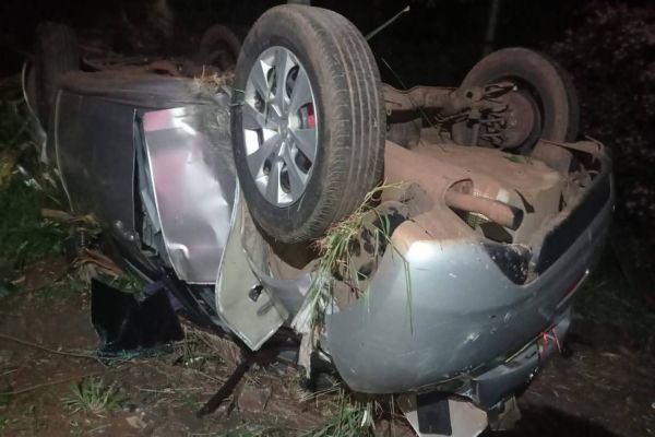 Condutor de 30 anos fica ferido em capotamento na PR-495