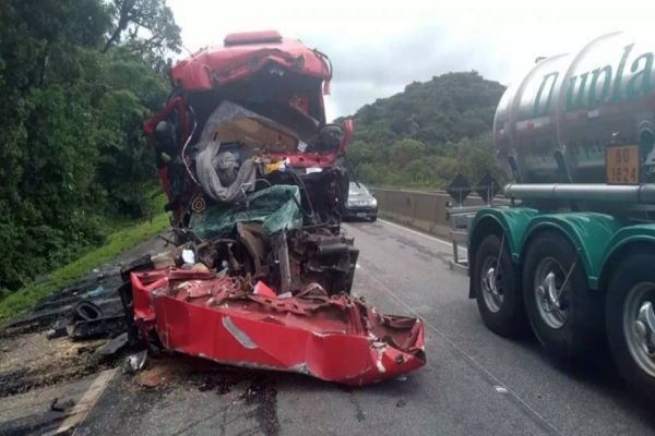 Acidente entre caminhões deixa motorista ferido e causa interdição na BR-277, em Morretes