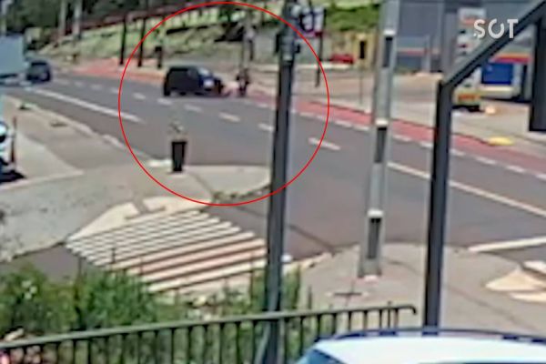 Imagem referente a notícia: Câmera registra colisão entre carro e moto na Avenida Piquiri em Cascavel