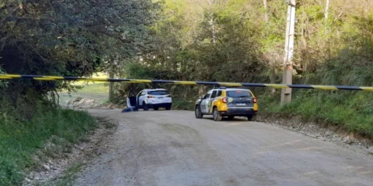 Jovem é encontrado morto com cinco tiros ao lado de carro de luxo em Colombo