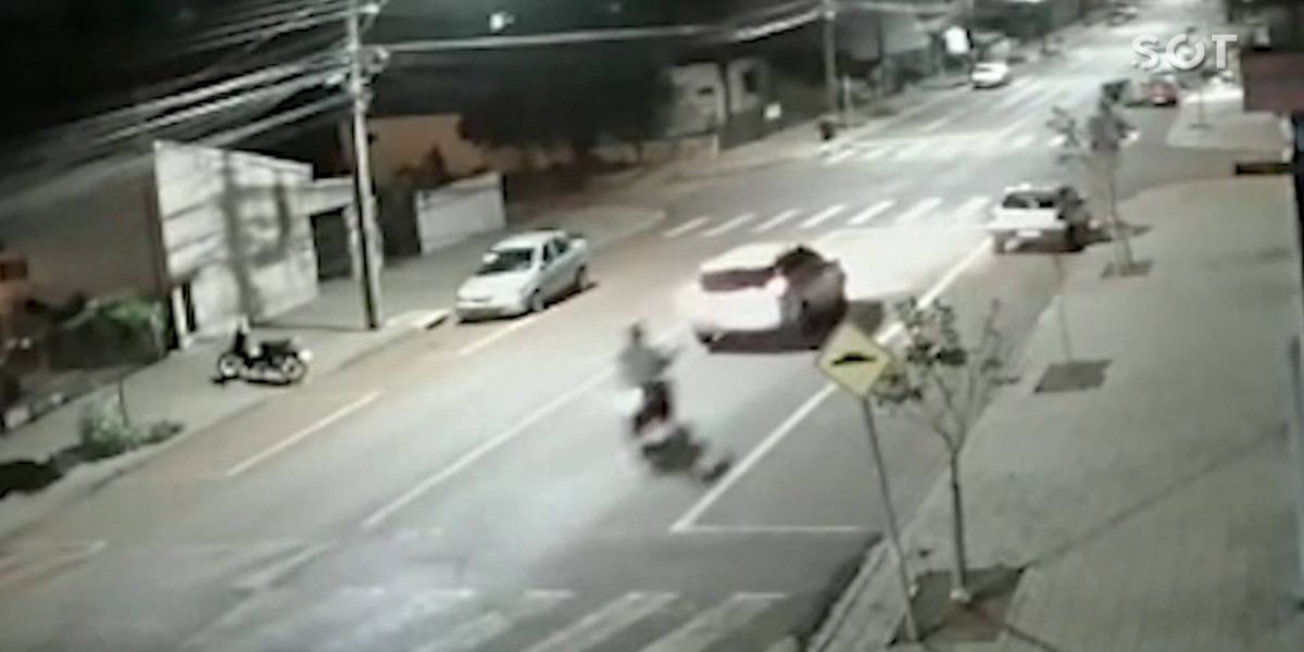 Câmera registra motociclista sendo arremessado após forte colisão na traseira no bairro Guarujá