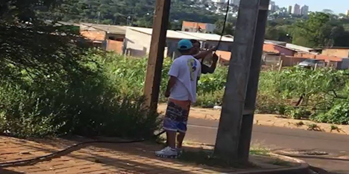 Dupla é flagrada em plana a luz do dia furtando fios de telefonia no Bairro Cascavel Velho